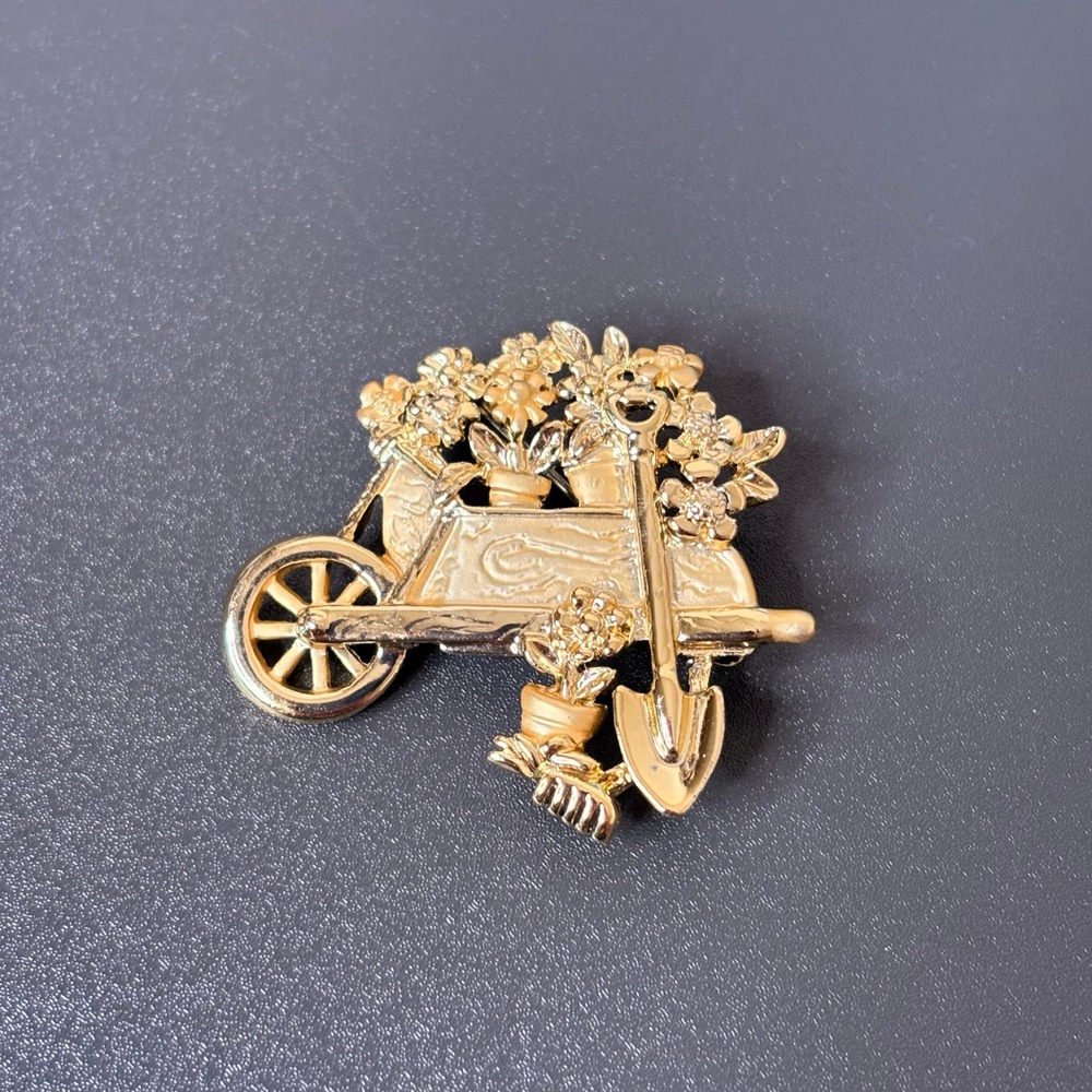 AJC Brooch Pin Women OS Gold Excellent Garden Wheelbarrow Flowers Shovel Rake - Picture 4 of 5